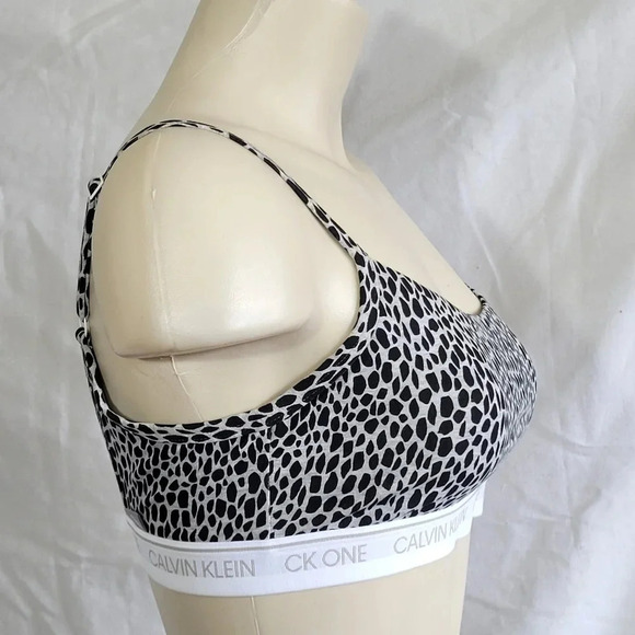 MEDIUM Calvin Klein QF5727 CK One Unlined Bralette Wire Free Bra NWT‎ - Picture 2 of 4